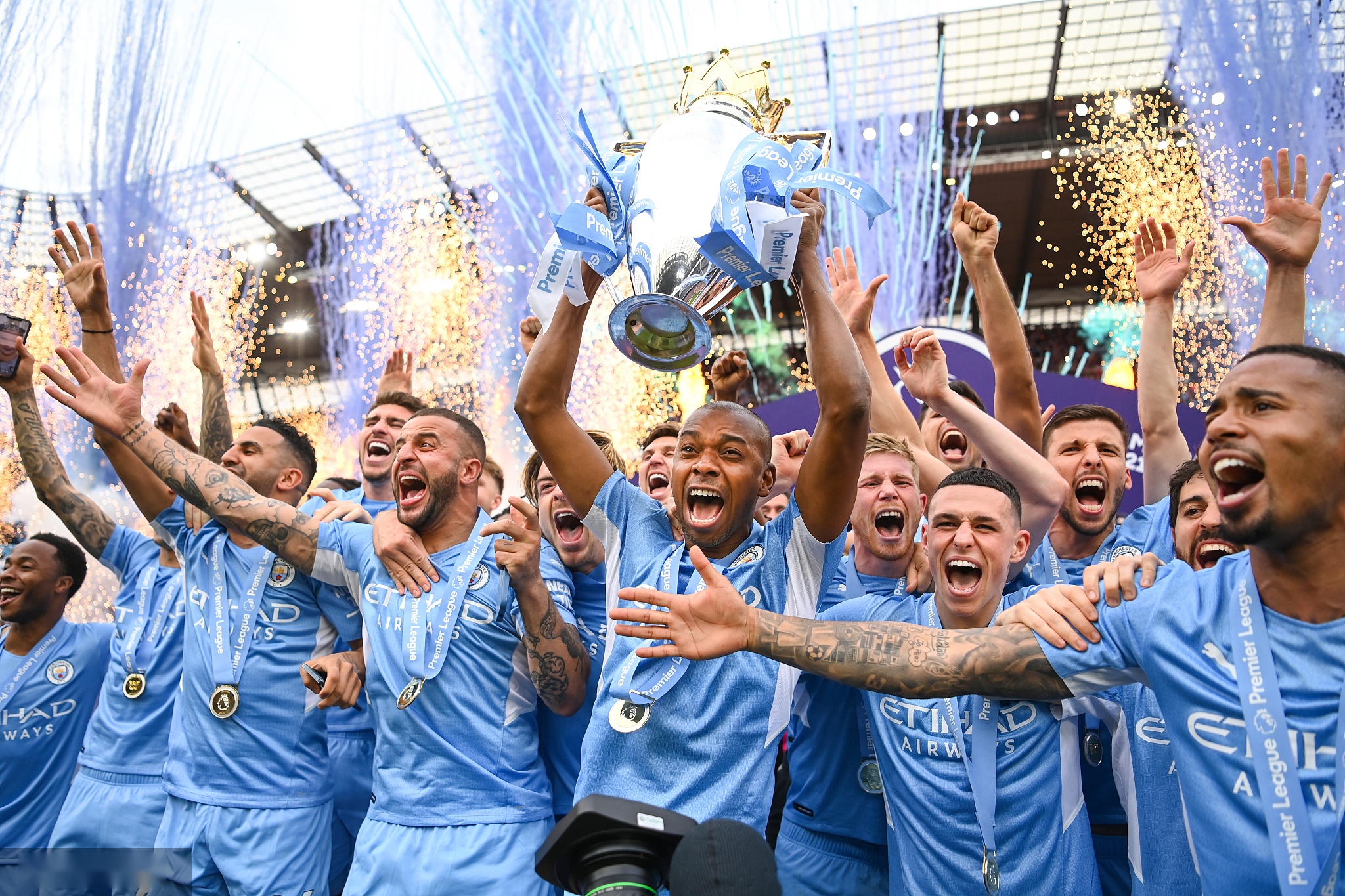 用他顽强的 用他顽强的